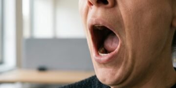 O que significa bocejar ao ver outra pessoa bocejando