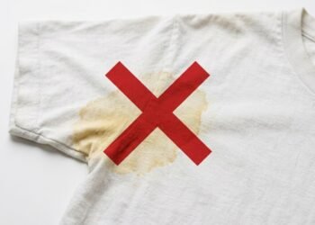 Antes de jogar fora sua camiseta com mancha amarelada, deixe ela de molho na água com essa temperatura para recuperar a cor