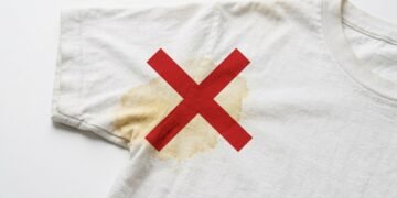 Antes de jogar fora sua camiseta com mancha amarelada, deixe ela de molho na água com essa temperatura para recuperar a cor