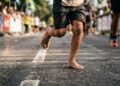 Menino de 8 anos que corria descalço venceu uma corrida, ganhou um tênis de uma atleta famosa e emocionou o país