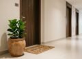 Morador coloca tapete e vasos na porta do apartamento para deixar a entrada mais aconchegante, mas o uso da área comum acaba iniciando briga na assembleia