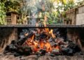 Como fazer um acendedor caseiro com garrafa plástica para o seu churrasco