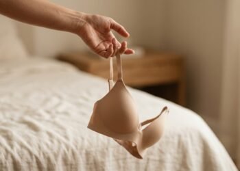 Nem branco, nem bege qualquer: a cor de sutiã que fica mais discreta sob a camisa branca