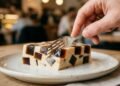 O truque simples para a gelatina de café em mosaico não desmoronar