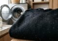 Nem rolo adesivo nem escova: o truque com vinagre branco para evitar que roupas novas soltem fiapos.