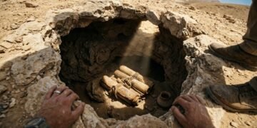 Homem que procurava um animal perdido no deserto acabou encontrando pergaminhos de 2 mil anos que mudariam o estudos da Bíblia