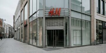 Uma popular rede de lojas de moda que chegou ao Brasil muda sua operação e termina o período com 128 lojas a menos no mundo