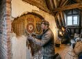 Pinturas encontradas atrás de uma parede em Cambridge mostram como a monarquia Tudor transformava universidades em espaços de propaganda