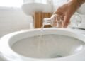 Colocar vinagre no vaso sanitário uma vez por semana pode trazer benefícios que pouca gente conhece