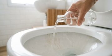 Colocar vinagre no vaso sanitário uma vez por semana pode trazer benefícios que pouca gente conhece