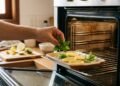 Colocar folhas de hortelã dentro de um forno desligado, o que isso faz e por que os especialistas recomendam