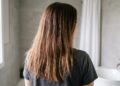Nem shampoo ruim, nem tinta fraca: a temperatura do chuveiro pode estar desbotando seu cabelo em poucos banhos