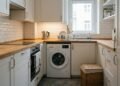 Por que algumas casas têm máquina de lavar roupa na cozinha e o motivo é surpreendente
