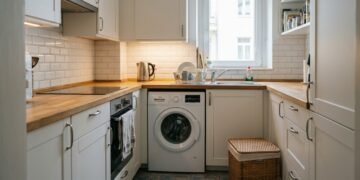 Por que algumas casas têm máquina de lavar roupa na cozinha e o motivo é surpreendente