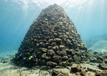 Mergulhadores descobriram uma estrutura de pedra de 60.000 toneladas debaixo da água, e ninguém sabe por que ela foi construída