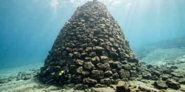 Mergulhadores descobriram uma estrutura de pedra de 60.000 toneladas debaixo da água, e ninguém sabe por que ela foi construída