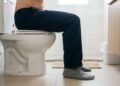 Por que especialistas aconselham os homens a urinarem sentados