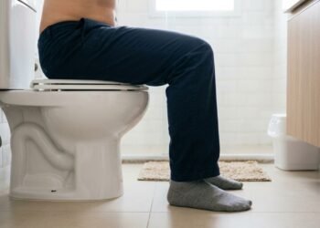 Por que especialistas aconselham os homens a urinarem sentados