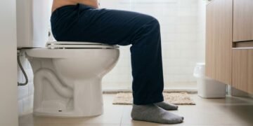 Por que especialistas aconselham os homens a urinarem sentados