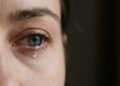 Benefícios de chorar? Entenda o que acontece no corpo quando você solta as lágrimas