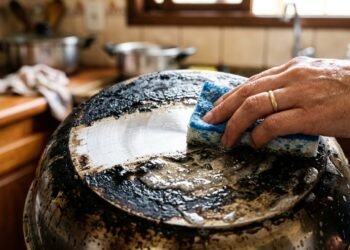 O ingrediente inesperado da cozinha que ajuda a soltar manchas antigas de panelas queimadas
