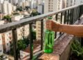 Para o que serve pendurar garrafas de água verdes na varanda