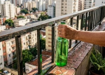 Para o que serve pendurar garrafas de água verdes na varanda