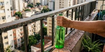 Para o que serve pendurar garrafas de água verdes na varanda