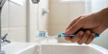 Escovar os dentes com água da torneira aumenta o risco de doenças?