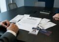 Funcionário é demitido após esposa compartilhar com familiares e amigos seu desconto da empresa 73 vezes em seis semanas, mas Justiça considera a punição desproporcional