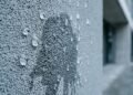 Pesquisadores de Hong Kong desenvolvem um revestimento que resfria até 9,5°C abaixo da temperatura ambiente e gera eletricidade a partir da chuva