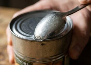 Como abrir qualquer lata sem ter um abridor por perto: a técnica da colher que realmente funciona