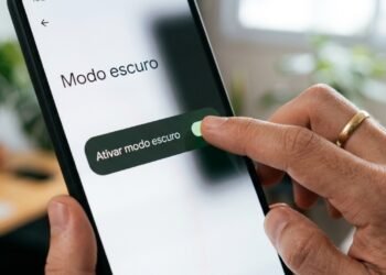 Ativar o "modo escuro" na tela realmente ajuda a proteger os olhos? Oftalmologistas revelam a verdade