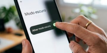 Ativar o "modo escuro" na tela realmente ajuda a proteger os olhos? Oftalmologistas revelam a verdade