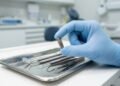 Mulher coloca implantes dentários, vê as peças ficarem moles e caírem e ganha R$ 51,3 mil após Justiça descobrir infecção no local