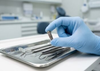 Mulher coloca implantes dentários, vê as peças ficarem moles e caírem e ganha R$ 51,3 mil após Justiça descobrir infecção no local
