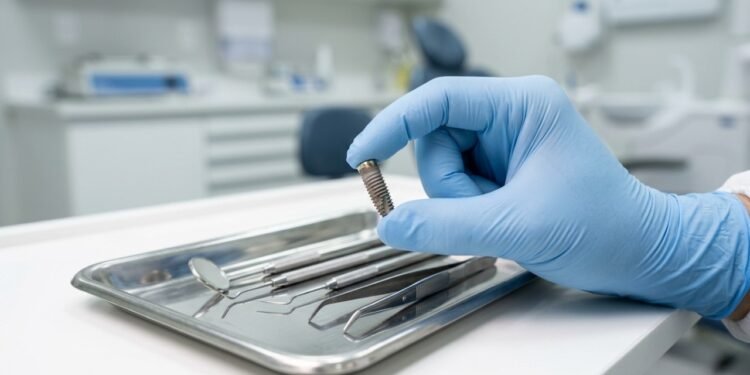 Mulher coloca implantes dentários, vê as peças ficarem moles e caírem e ganha R$ 51,3 mil após Justiça descobrir infecção no local