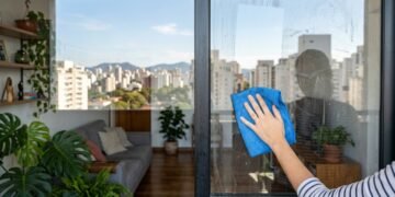 Microfibra, algodão ou papel toalha? O que usar para limpar vidros