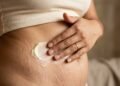 Nem tratamento caro, nem promessa milagrosa: esse é o produto que age nas estrias de um jeito que muita gente não entende