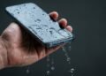 O que fazer quando cai água no celular e como salvar o aparelho
