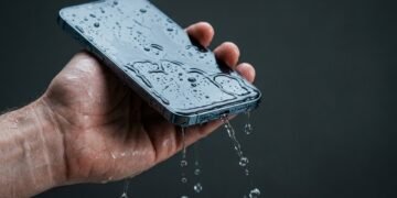 O que fazer quando cai água no celular e como salvar o aparelho