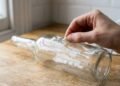 Como tirar lacre e cola para reutilizar garrafas de vidro na decoração