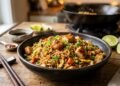 Frango com arroz ao estilo oriental, uma receita fácil que vai encher sua cozinha de sabor e aroma