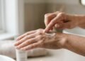 Depois dos 40, as mãos podem envelhecer antes do rosto: os cuidados simples que ajudam a suavizar manchas, ressecamento e unhas frágeis