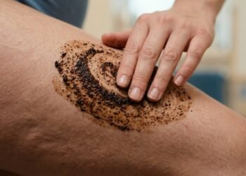 Borra de café contra a celulite funciona ou é apenas impressão? Veja os benefícios reais e os riscos para a pele