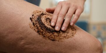 Borra de café contra a celulite funciona ou é apenas impressão? Veja os benefícios reais e os riscos para a pele