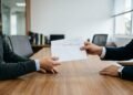 Funcionário com mais de 10 anos na empresa descobre que não pode ser demitido sem justa causa em alguns casos: entenda a estabilidade que pouca gente conhece