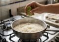 Para que serve espremer suco de limão sobre o arroz durante o cozimento