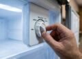 Freezer no máximo não conserva melhor e pode aumentar a conta de luz