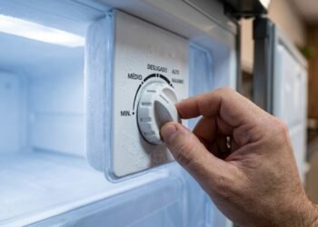Freezer no máximo não conserva melhor e pode aumentar a conta de luz